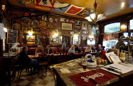 Belgique, Flandre, Anvers (Antwerpen), une taverne typique de la vieille ville
