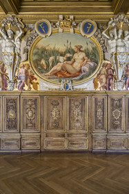 France, Seine-et-Marne (77), Fontainebleau, chateau de Fontainebleau, classé Patrimoine Mondial par l'UNESCO, la Galerie François 1er construite entre 1528 et 1530, décoré avec des peintures, des lambris, des fresques et des stucs, des boiseries en noyer sculpté et un plafond à caissons