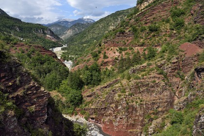 France, Alpes-Maritimes (06), parc national du Mercantour, vallée du Haut-Var, les Gorges de Daluis creusées par le Var dans des sols de pélite rouge depuis le Pont de la Mariée