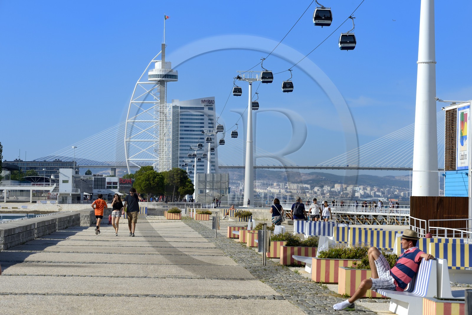 Portugal, Lisbonne, Parque das Nações (Parc des nations) construit pour l'exposition universelle de 1998, la Tour Vasco de Gama hebergeant l'hotel Myriad by SANA Hotels et le téléphérique qui longe le Tage
