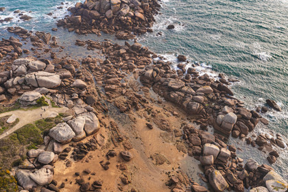 France, Côtes-d'Armor (22), Côte de Granit Rose, Trégastel, Ile Renote, le chaos granitique (vue aérienne)