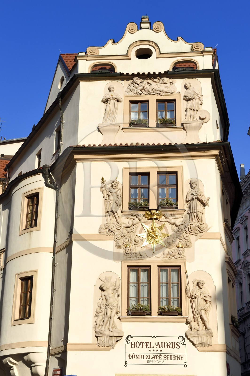 République Tchèque, Prague, centre historique classé Patrimoine Mondial de l' UNESCO, quartier de Stare Mesto, facade de l'Hotel Aurus