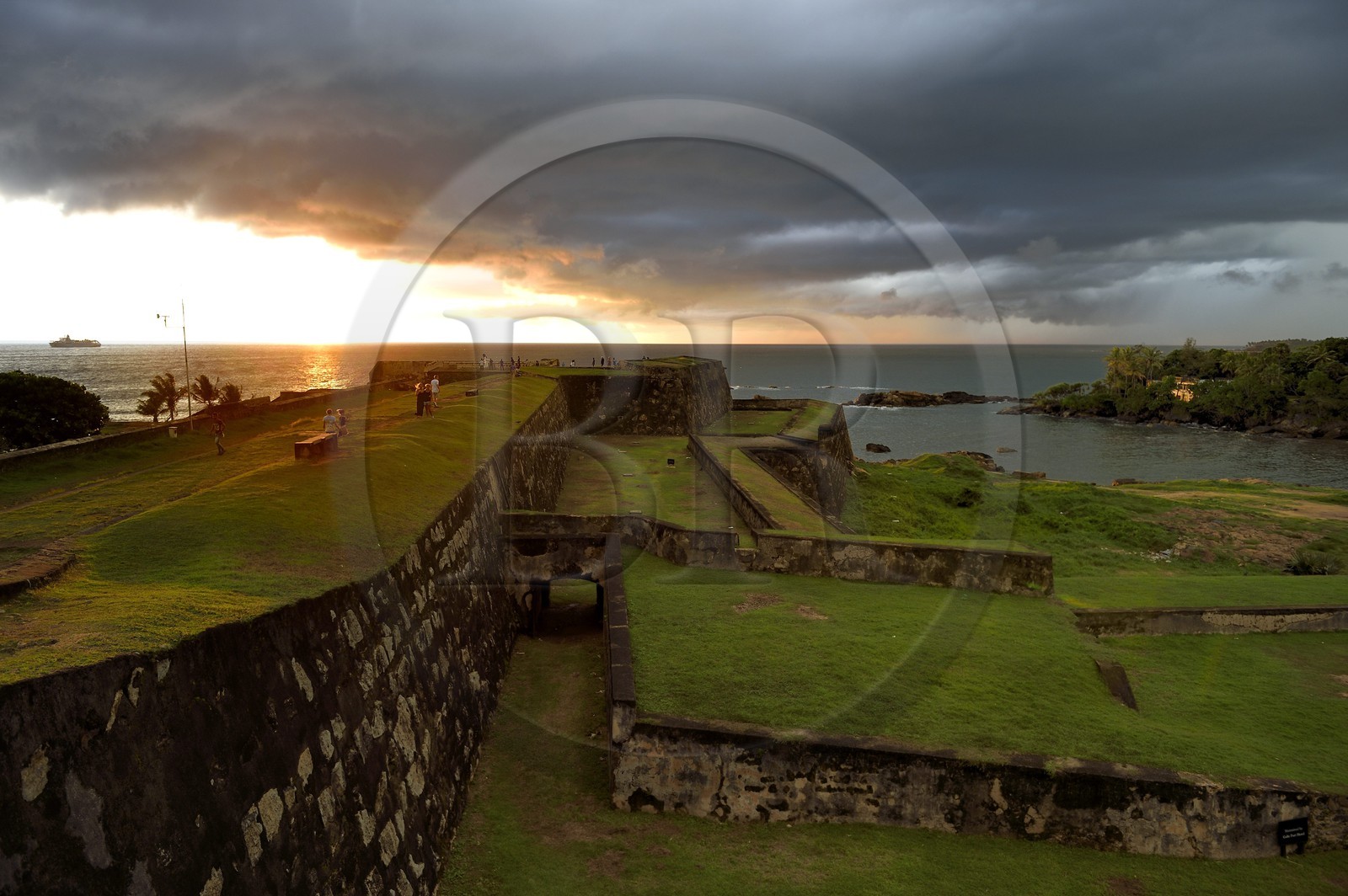 Sri Lanka, Province du Sud, Fort de Galle, classé Patrimoine Mondial de l'UNESCO, coucher de soleil sur les fortifications qui dominent la mer Sri Lanka, Province du Sud, Fort de Galle, classé Patrimoine Mondial de l'UNESCO, coucher de soleil sur les fortifications qui dominent la mer