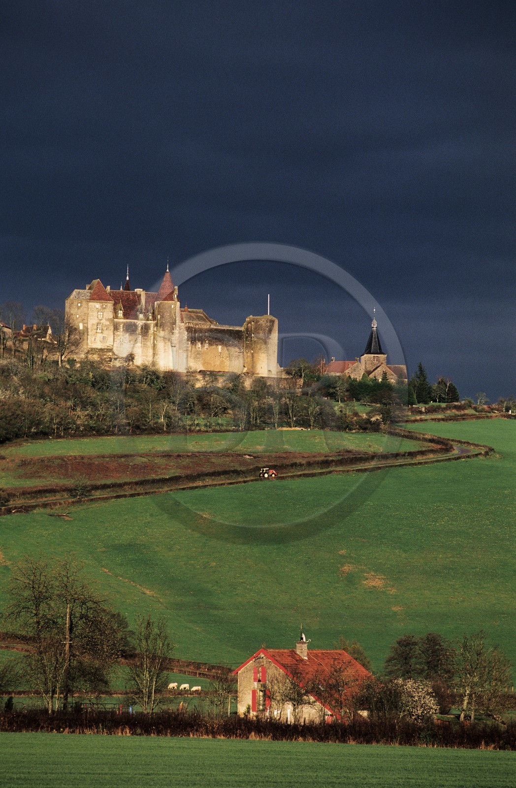 France, Côte-d'Or (21), Châteauneuf-en-Auxois, le château fort et le village perché