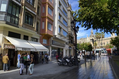 Espagne, Andalousie, Séville, Bodega, tramway sur l'avenida de la Constitucion et la Giralda en arrière plan