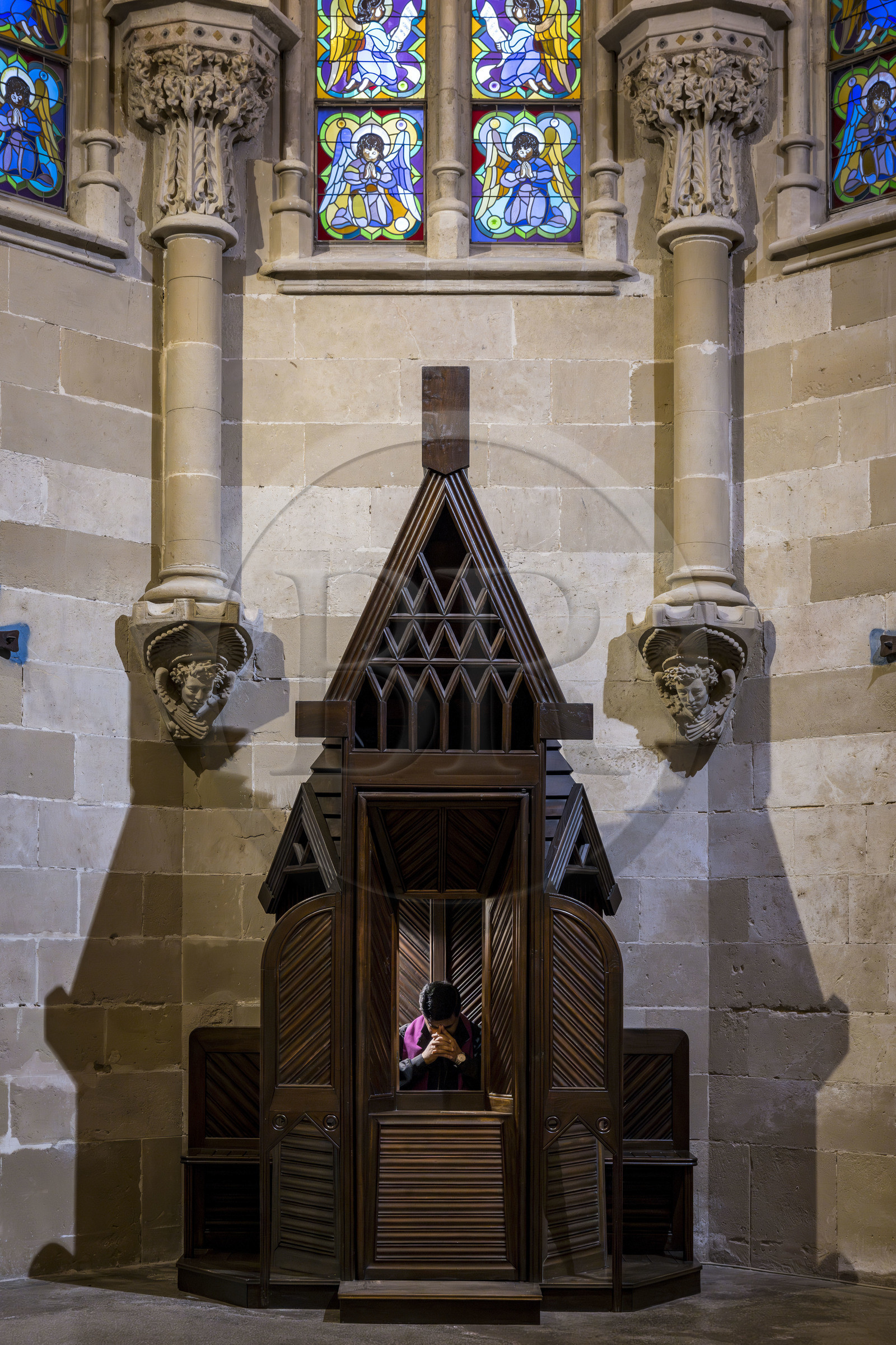 Espagne, Catalogne, Barcelone, quartier de l'Eixample, basilique de la Sagrada Familia de l'architecte du modernisme catalan Antoni Gaudi classée Patrimoine Mondial de l'UNESCO, la crypte de style néo-gothique sert d’église paroissiale, mobilier et objets liturgiques conçus par Gaudi, le prêtre Joby Sebastian Kappiparambil dans le confessional Espagne, Catalogne, Barcelone, quartier de l'Eixample, basilique de la Sagrada Familia de l'architecte du modernisme catalan Antoni Gaudi classée Patrimoine Mondial de l'UNESCO, la crypte de style néo-gothique sert d’église paroissiale, mobilier et objets liturgiques conçus par Gaudi, le prêtre Joby Sebastian Kappiparambil dans le confessional