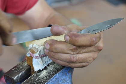 France, Dordogne (24), Périgord Vert, Nontron, fabrication des couteaux de Nontron à la Coutellerie Nontronnaise, finition du manche