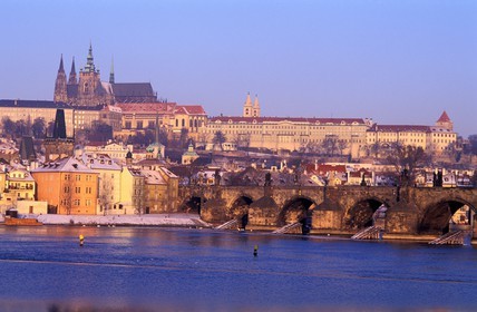 République Tchèque, Prague, le Pont Charles sur la Vltava devant le quartier de Mala Strana et la cathédrale Saint Guy dans le château