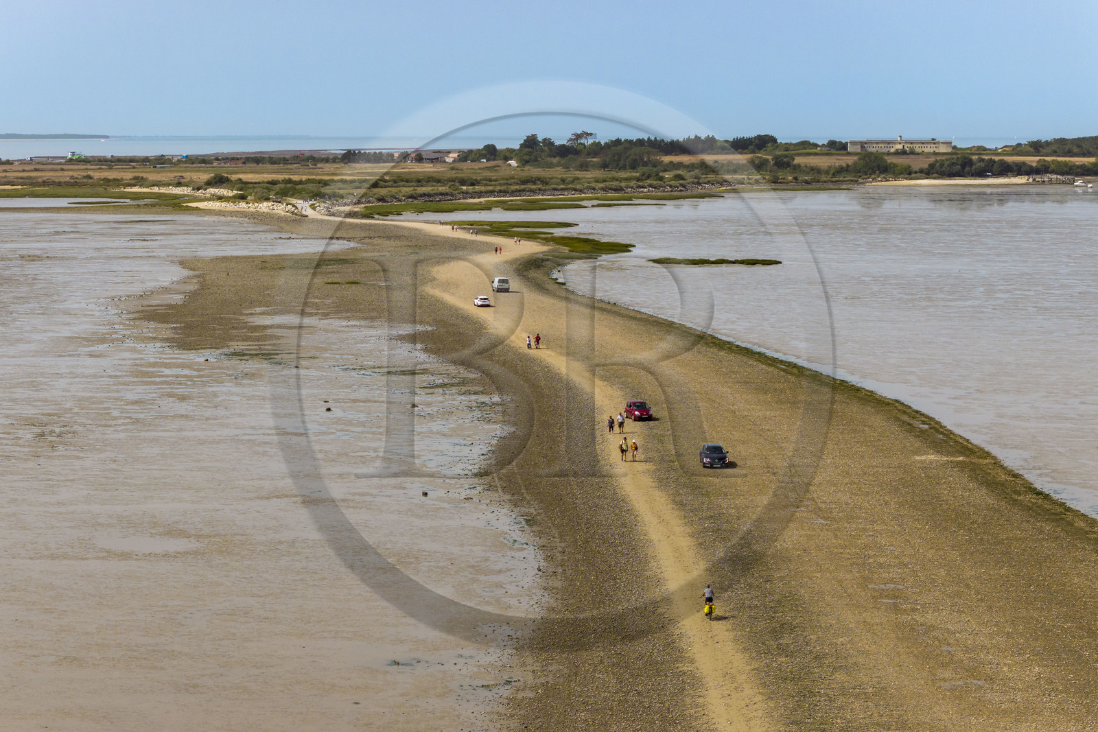 France, Charente-Maritime (17), Port-des-Barques, Port-des-Barques, le tombolo de la Passe aux Boeufs qui relie le continent à l'Ile Madame (vue aérienne)