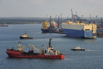 Tanzanie, Dar es-Salaam, cargo dans le port de commerce
