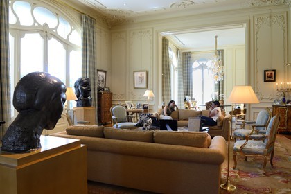 France, Alpes-Maritimes (06), Cannes, la villa La Californie où vécu Pablo Picasso, aujourd'hui renommé le Pavillon de Flore par Marina Picasso, sculpture de Pablo Picasso (Tête de femme - Boisgeloup 1931)  dans le salon