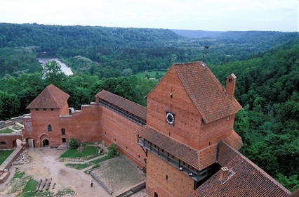 Lettonie (Pays Baltes), région de la Vidzeme, le château de Turaida dominant la vallée de la rivière Gauja