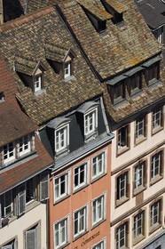 France, Bas-Rhin (67), Strasbourg, vieille ville classée au Patrimoine Mondial de l'UNESCO, immeuble traditionnel donnant sur la place de la Cathédrale, tuiles alsaciennes dites en queue de castor