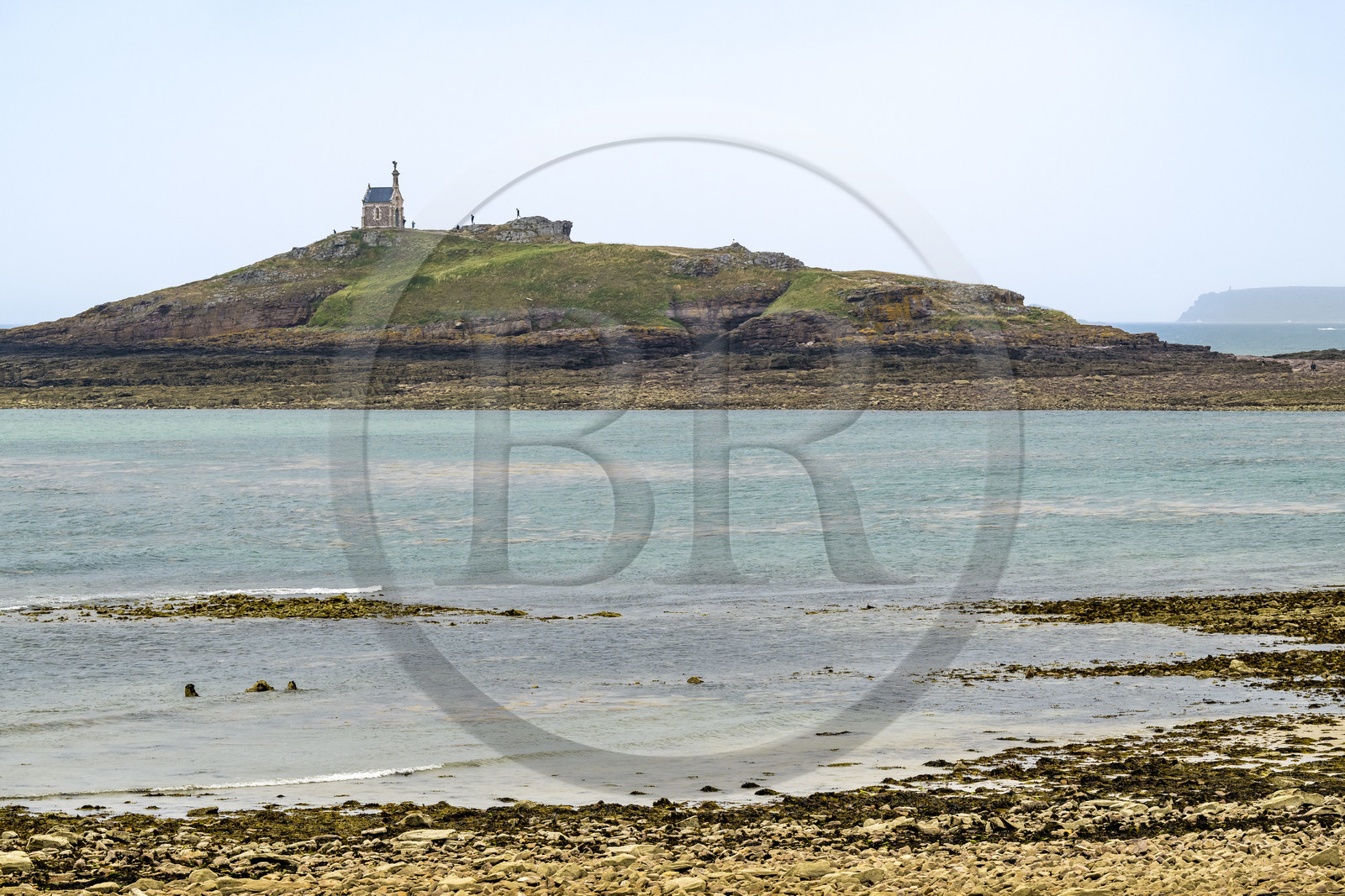 France, Côtes d'Armor (22), Grand Site de France Cap d'Erquy – Cap Fréhel, Erquy, l'Ilot Saint-Michel surmonté de la chapelle Saint-Michel vu depuis la plage Saint-Michel