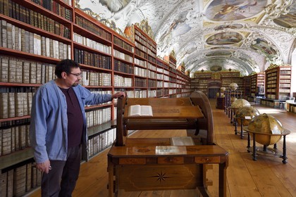 République Tchèque, Prague, centre historique classé Patrimoine Mondial de l'UNESCO, quartier de Strahov, bibliothèque du Monastère de Strahov, le conservateur de la collection de manuscripts Jan Parez dans la salle théologique