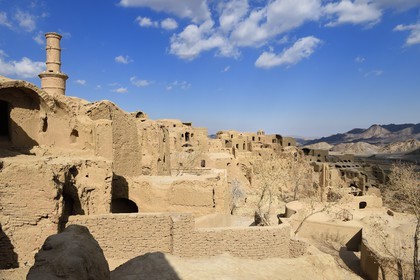 Iran, Province de Yazd, en bordure du désert du Dasht-e Kavir, le vieux village de Kharanaq avec ses maisons en briques de terre crue (adobe) surplombant la vallée Andjir