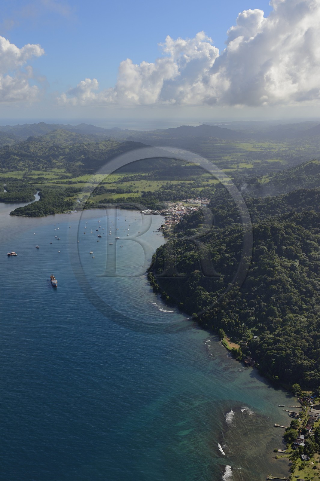 Panama, province de Colon, Portobelo, classé Patrimoine Mondial de l'UNESCO et sa baie (vue aérienne)
