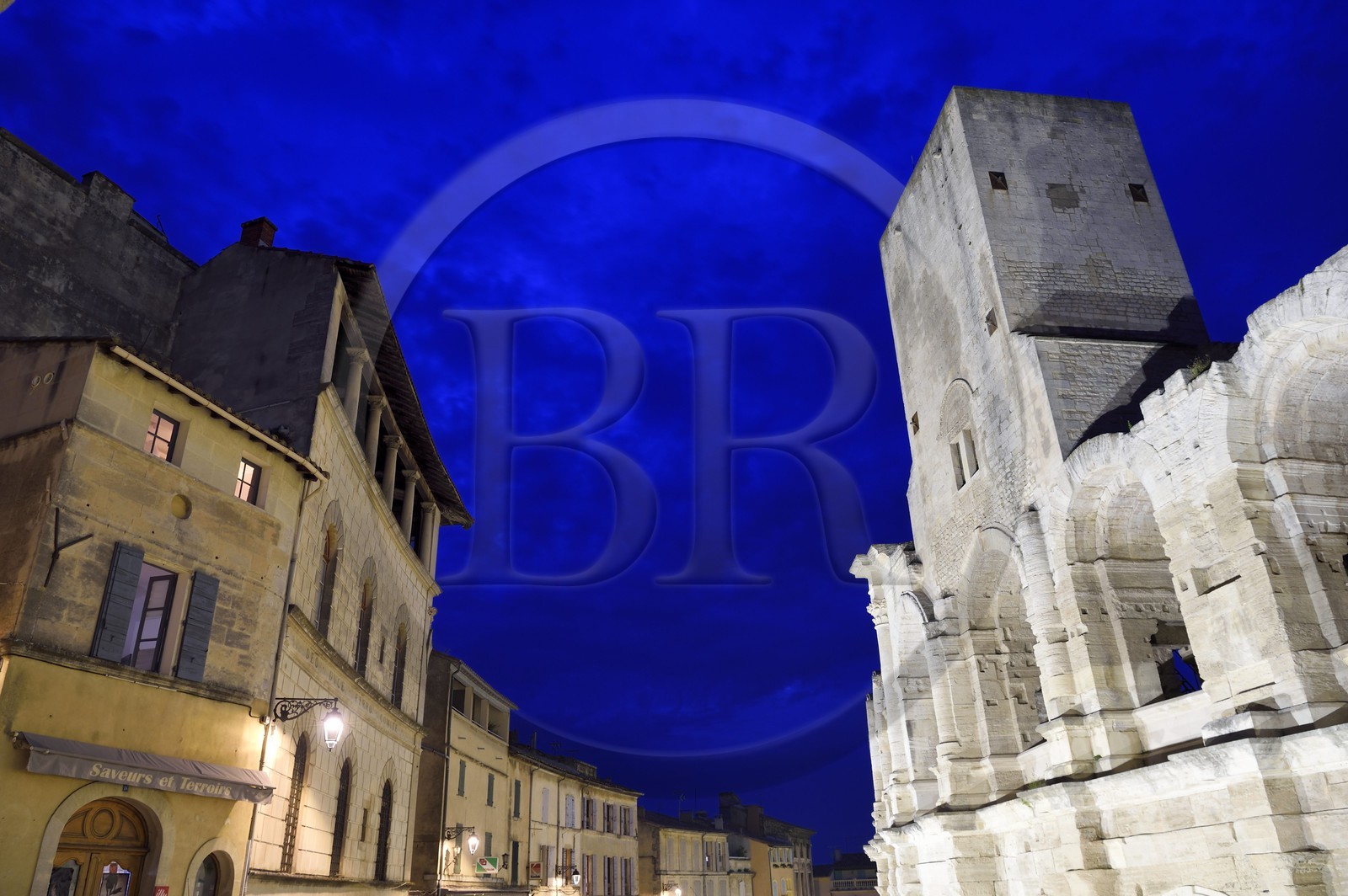 France, Bouches-du-Rhône (13), Arles, Palais de Luppé (colonnes), hotel particulier du XVIIe siècle qui fait face aux Arènes, amphithéâtre romain de 80-90 après JC, classé Patrimoine Mondial de l'UNESCO