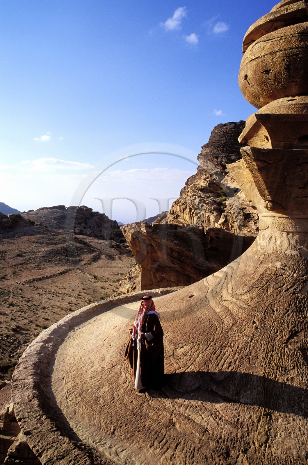 Jordanie, site archéologique de Petra, un bédouin en haut du monastère d' Ed Deir