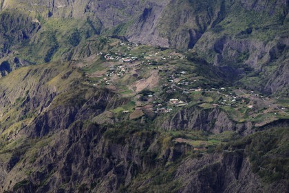 France, Ile de la Reunion, le cirque de Cilaos, classé Patrimoine Mondial de l'UNESCO, petit village isolé de Ilet à Cordes (vue aérienne)