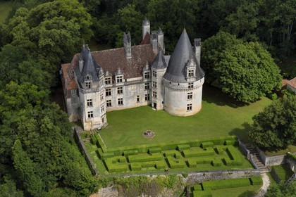 France, Dordogne (24), Périgord Vert, Villars, Chateau de Puyguilhem (vue aérienne)