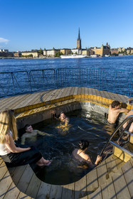 Suède, Comté de Stockholm, Stockholm, quartier de Södermalm, ponton avec une petite piscine d'eau de mer et l'Ile de Riddarholmen en arrière plan