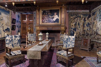 France, Dordogne (24), Périgord Vert, Bourdeilles, chateau de Bourdeilles, le chateau Renaissance, le Salon doré, salon d'apparat qui présente une importante collection de mobiliers