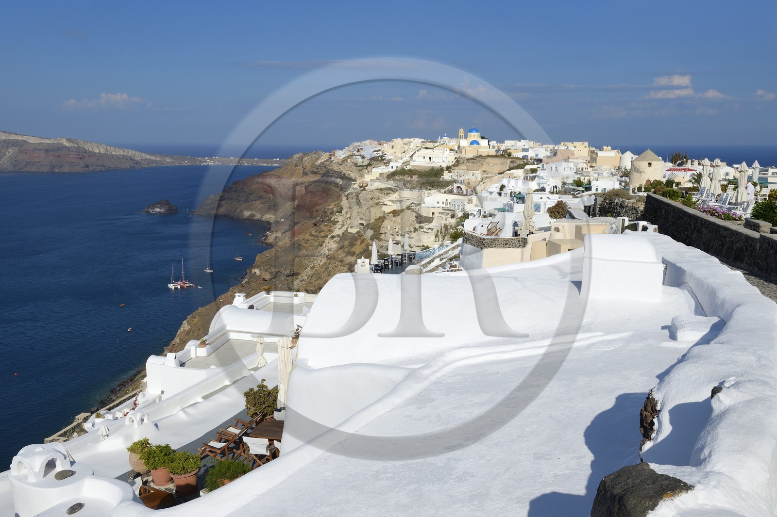 Greece, Cyclades, Aegean Sea, Santorini (Thira or Thera), the village of Oia overlooking the Caldera