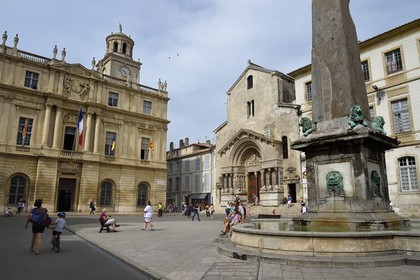 France, Bouches-du-Rhône (13), Arles, place de la République, tour de l'Horloge de l'Hôtel de Ville, fontaine de l'obélisque, et l' église Saint-Trophime du XIIe-XVe siècle, classée Patrimoine Mondial de l'UNESCO