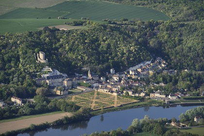 France, Val-d'Oise (95), La Roche-Guyon, labellisé Les Plus Beaux Villages de France, le château (vue aérienne)