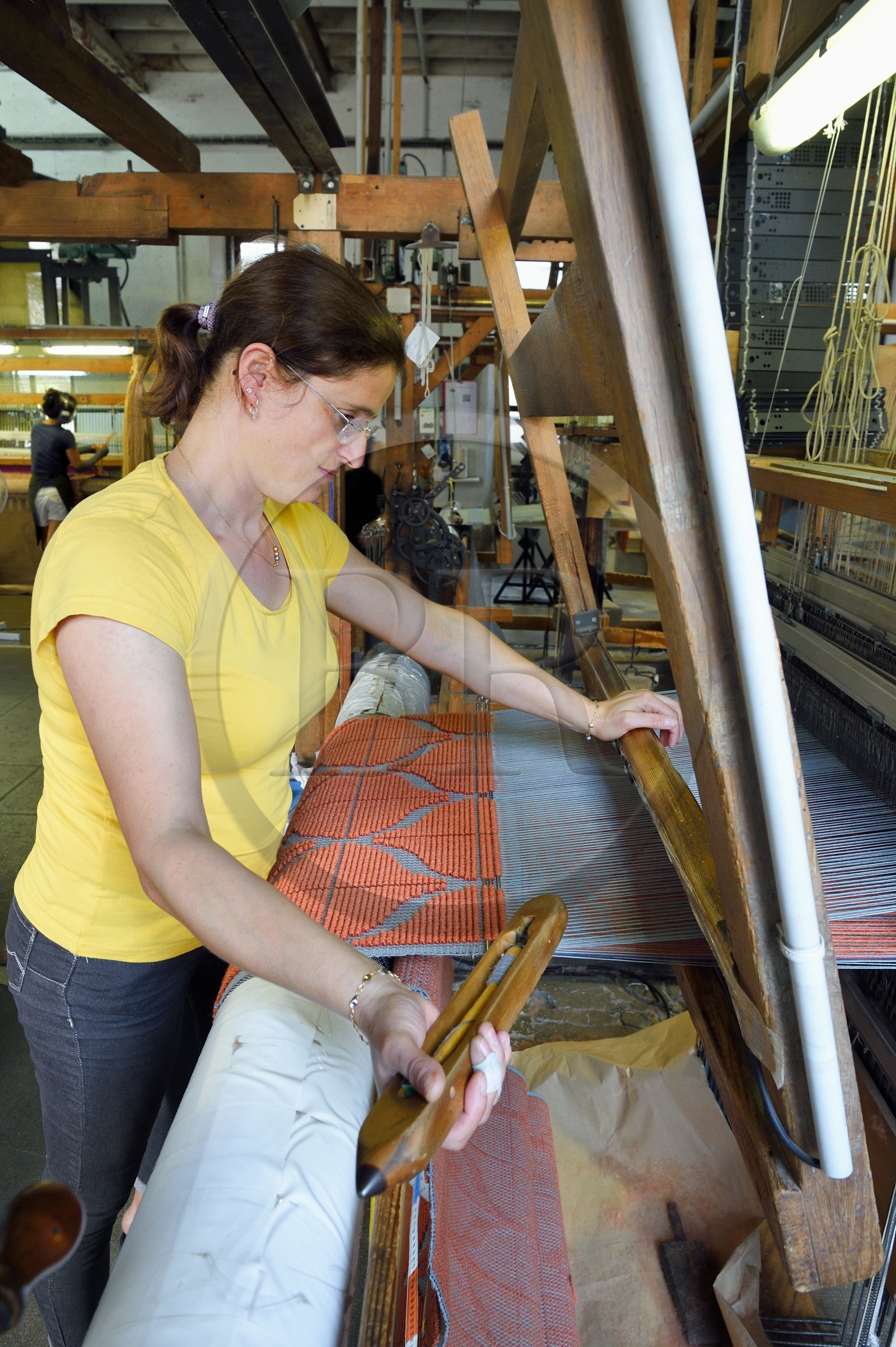 France, Var (83), Presqu'Ile de Saint-Tropez, Cogolin, la Manufacture Cogolin fabrique des tapis depuis 1924, la plupart sont tissés par lés sur des métiers Jacquard à bras du XIXème siècle