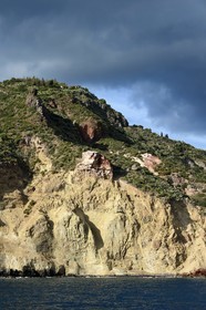 Italie, Sicile, iles Eoliennes, classées Patrimoine Mondial de l'UNESCO, Ile de Lipari, les falaises de la côte Sud-Ouest de l'île à Quattrocchi