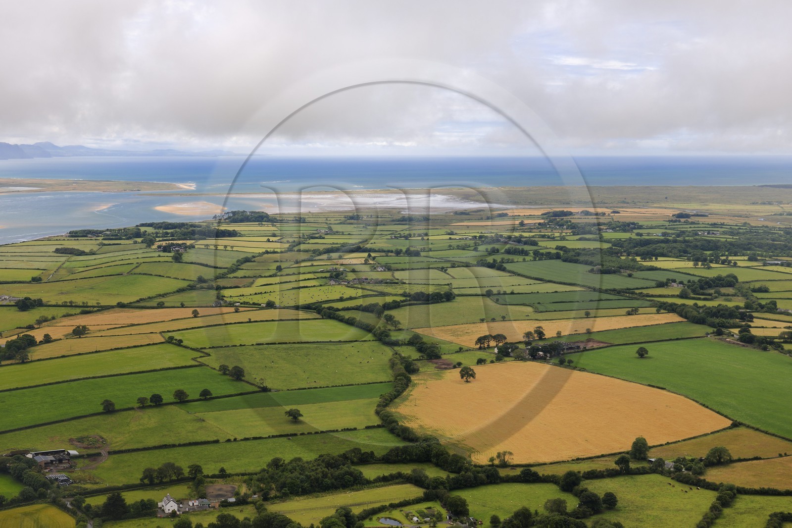 Royaume-Uni, Angleterre, Pays de Galles, l'ile Anglesey sur la côte Nord-ouest vers Caernarfon (vue aérienne)
