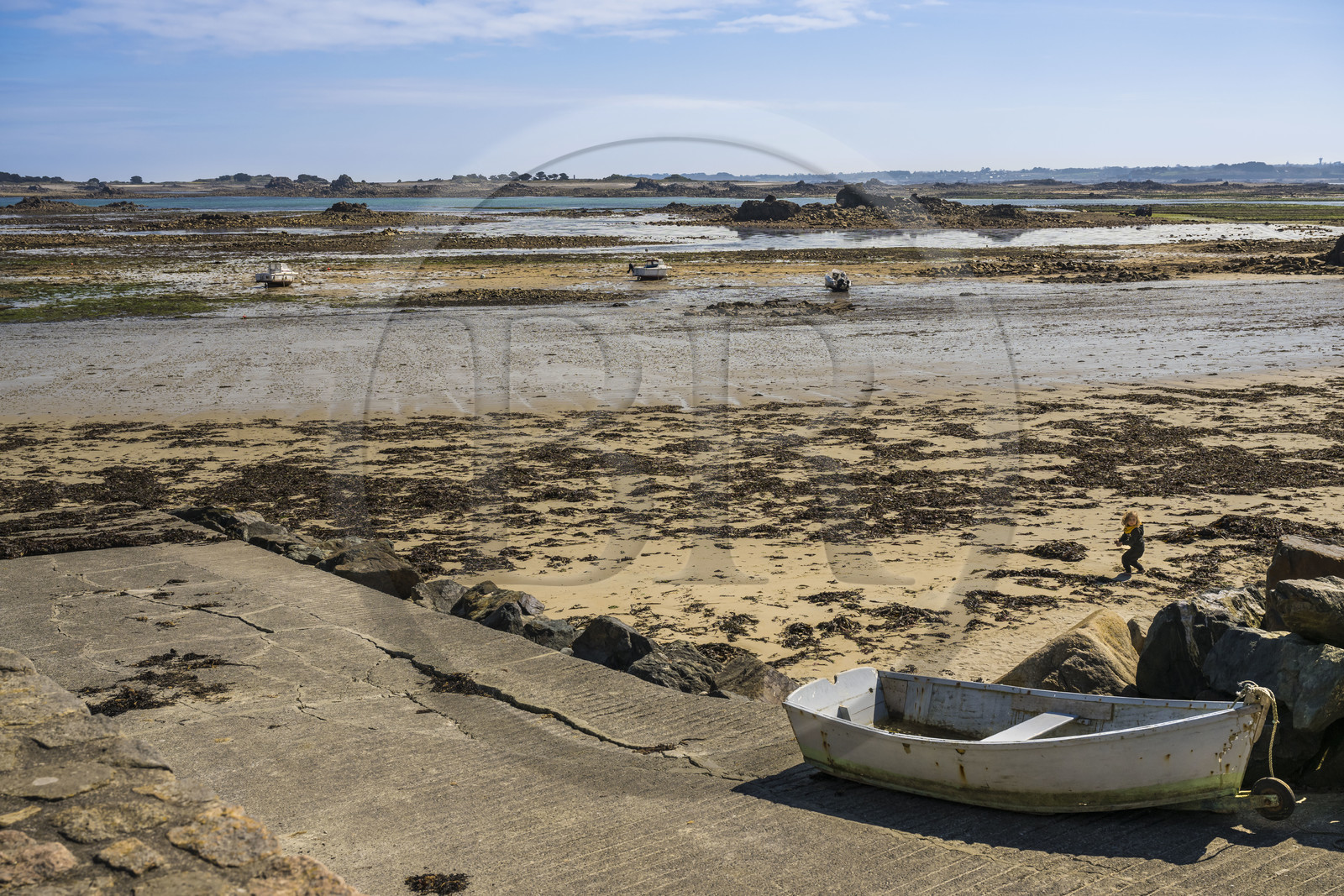 France, Côtes-d'Armor (22), Côte d'Ajoncs, Plougrescant, la plage de Porz Hir ou Pors-hir  à marée basse, sur le chemin de Grande Randonnée GR 34