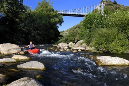 France, Herault, Orb valley, kayaking the river Orb at the moulin de Travassac next to Mons la Trivalle, Sylvain Cathala from Ateliers Rivière Randonnees