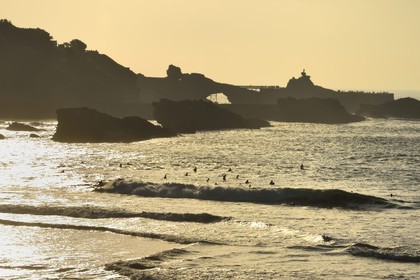 France, Pyrénées-Atlantiques (64), Pays-Basque, Biarritz, surfer à la Grande Plage et le Rocher de la Vierge en arrière plan