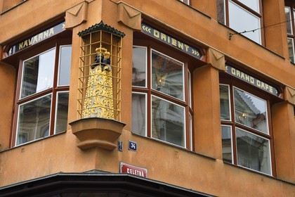 République Tchèque, Prague, centre historique classé Patrimoine Mondial de l' UNESCO, quartier de Stare Mesto, Maison à la Vierge noire batiment cubiste de l'architecte Josef Gocar place Ovocny qui héberge le Grand Café Orient et le Musée du Cubisme (Muzeum Ceského Kubismu)