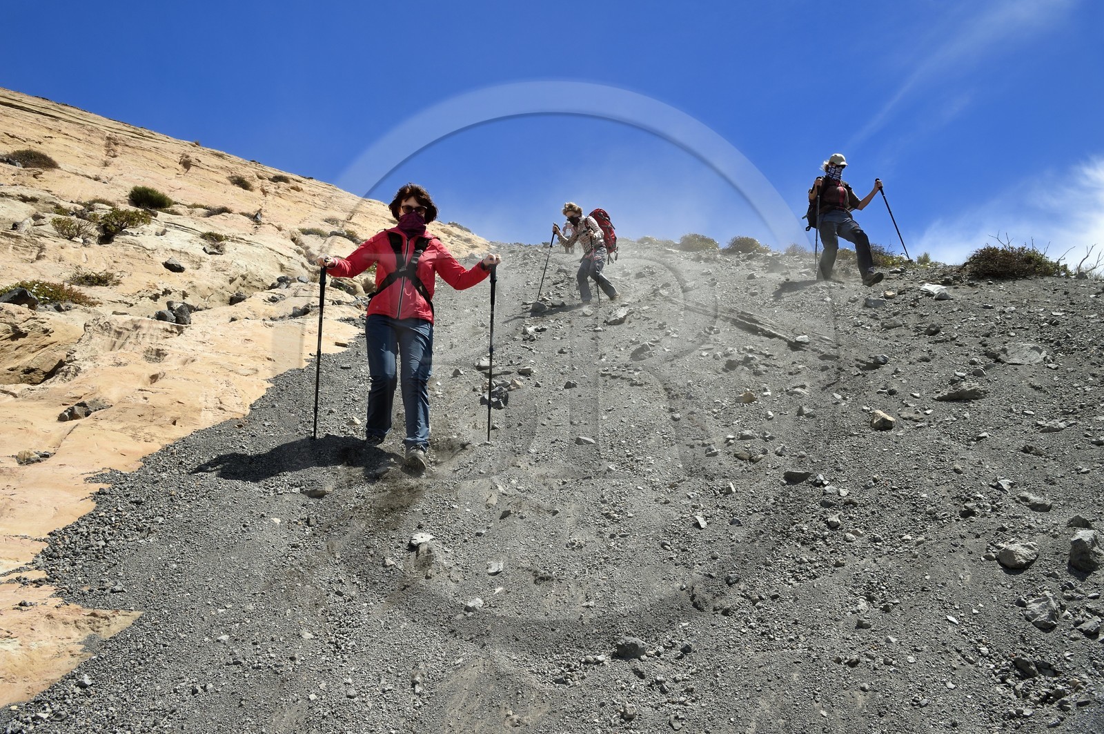 Italie, Sicile, iles Eoliennes, classées Patrimoine Mondial de l'UNESCO, ile de Vulcano, randonneurs descendant les flancs du cratère du volcan della Fossa