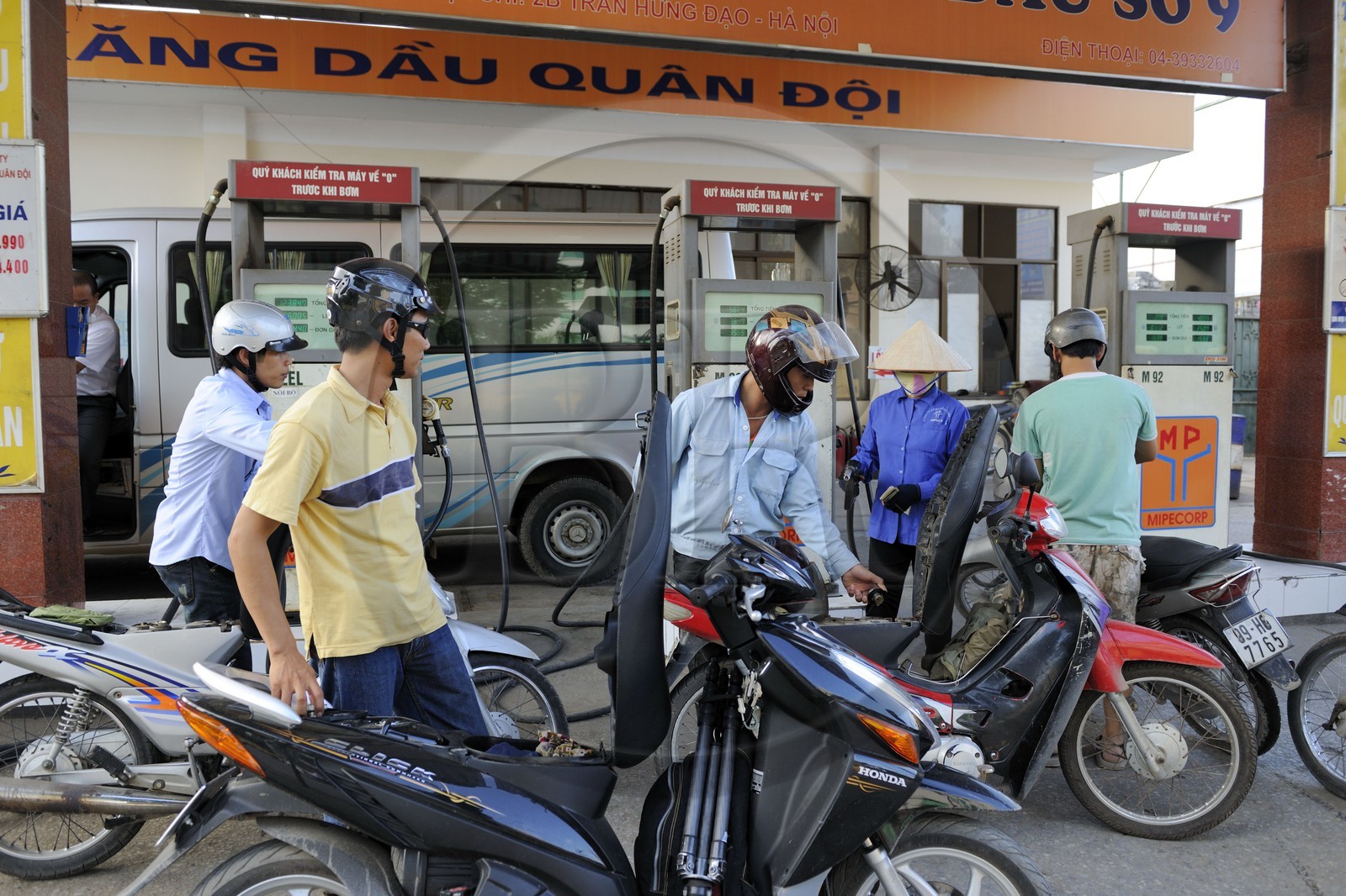 Vietnam, Hanoï, circulation en moto, station essence