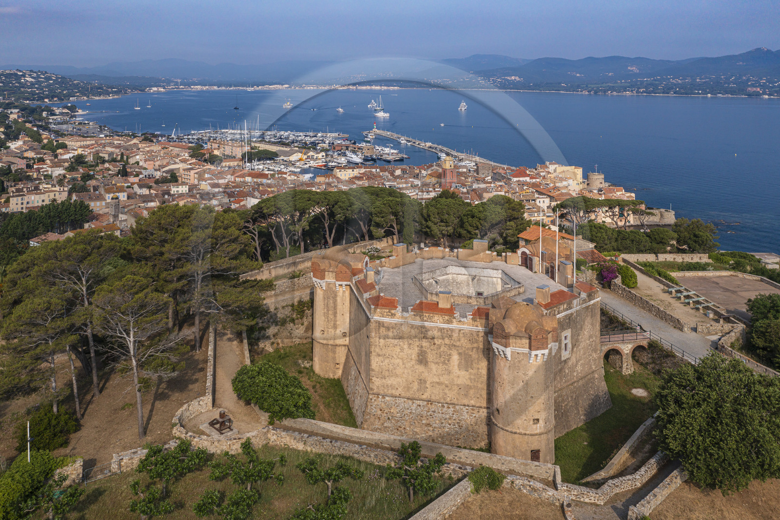 France, Var (83), Saint-Tropez, la citadelle du XVIe siècle qui héberge le musée d'histoire maritime, la ville est en arrière plan (vue aérienne)