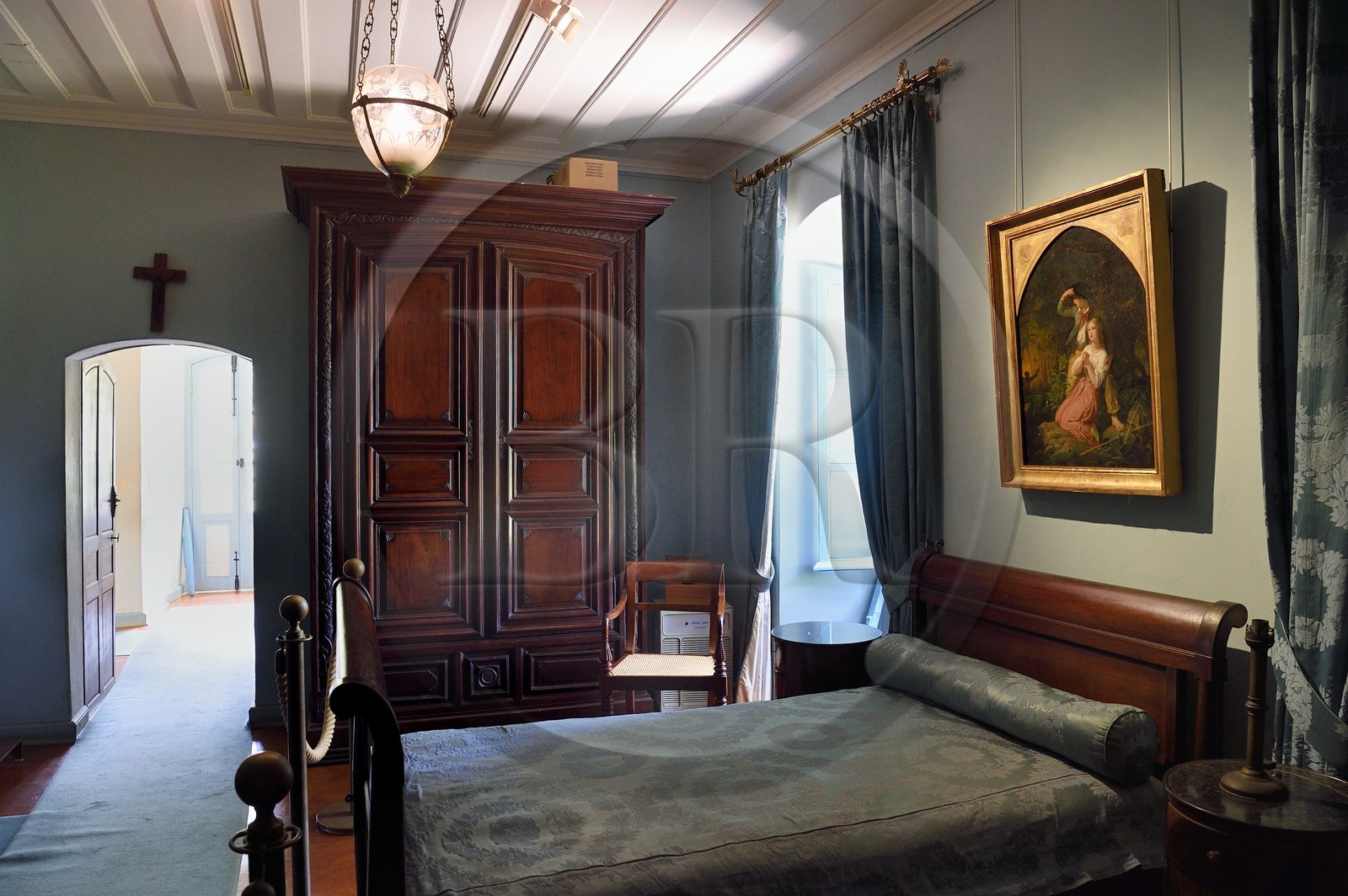 France, Ile de la Reunion, Saint-Gilles-les-Hauts, Musée de Villèle dans le domaine Panon-Desbassyns, ancienne propriété coloniale au cœur d'une grande plantation de canne à sucre qui faisait travailler un peu plus de 400 esclaves, la chambre à coucher dans la maison de maitre