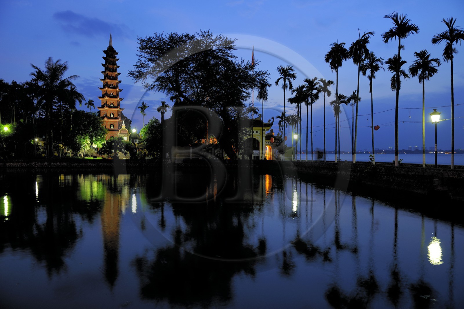 Vietnam, Hanoï, lac de l'Ouest ou Ho Tay, pagode Tran Quoc, une des plus anciennes du pays, reconstruites au XVe et au XVIIIe siècles