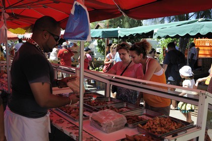 France, île de la Réunion, Saint-Pierre, le marché du samedi, vente de paniers colorés en provenance de Madagascar