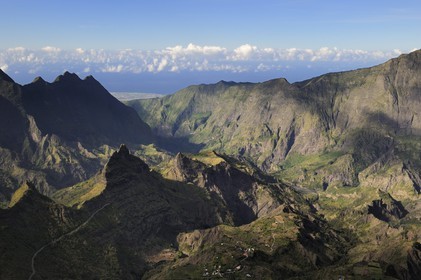 France, Ile de la Reunion, le cirque de Cilaos, classé Patrimoine Mondial de l'UNESCO, et la côte ouest vers Saint-Louis en arrière plan (vue aérienne)