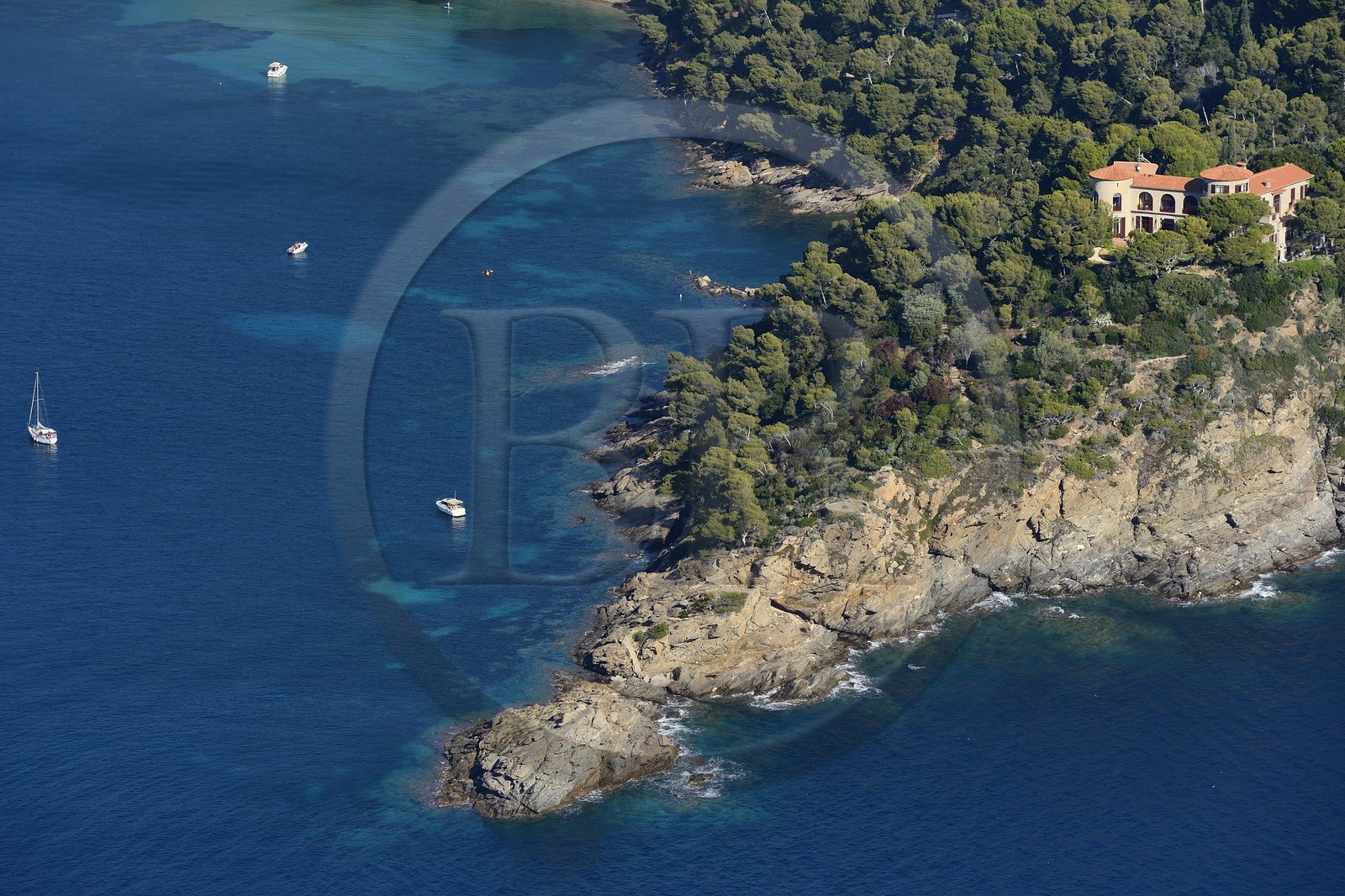 France, Var (83), Corniche des Maures, Le Lavandou, Cap Nègre, le chateau Faraghi propriété de la famille Bruni Tedeschi (vue aérienne)