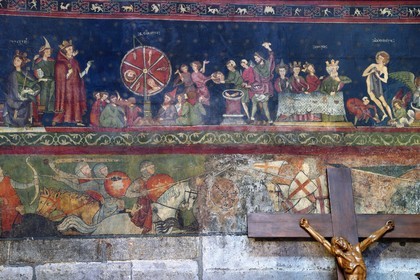 France, Puy-de-Dôme (63), Clermont-Ferrand, cathédrale Notre-Dame de l'Assomption du XIIIe siècle, chapelle Saint-Georges, scènes du martyre de saint Georges et, en dessous illustrant le miracle de Saint-Georges, un combat équestre où les croisés mettent en fuite les sarrasins