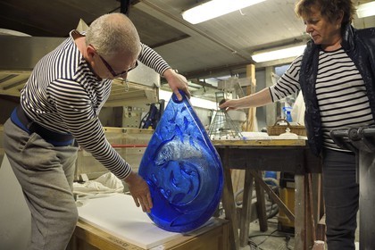 République Tchèque, Prague, l'artiste sculpteur verrier Jaromir Rybak dans son atelier