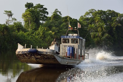 Gabon, province de Ogooué- Maritime, une des nombreuses rivières de la lagune du Fernan Vaz (Nkomi)