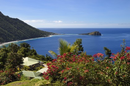Caraïbes, Ile de la Dominique, baie de Soufrière, Soufrière, hotel Jungle Bay et la péninsule de Cachacrou en arrière plan
