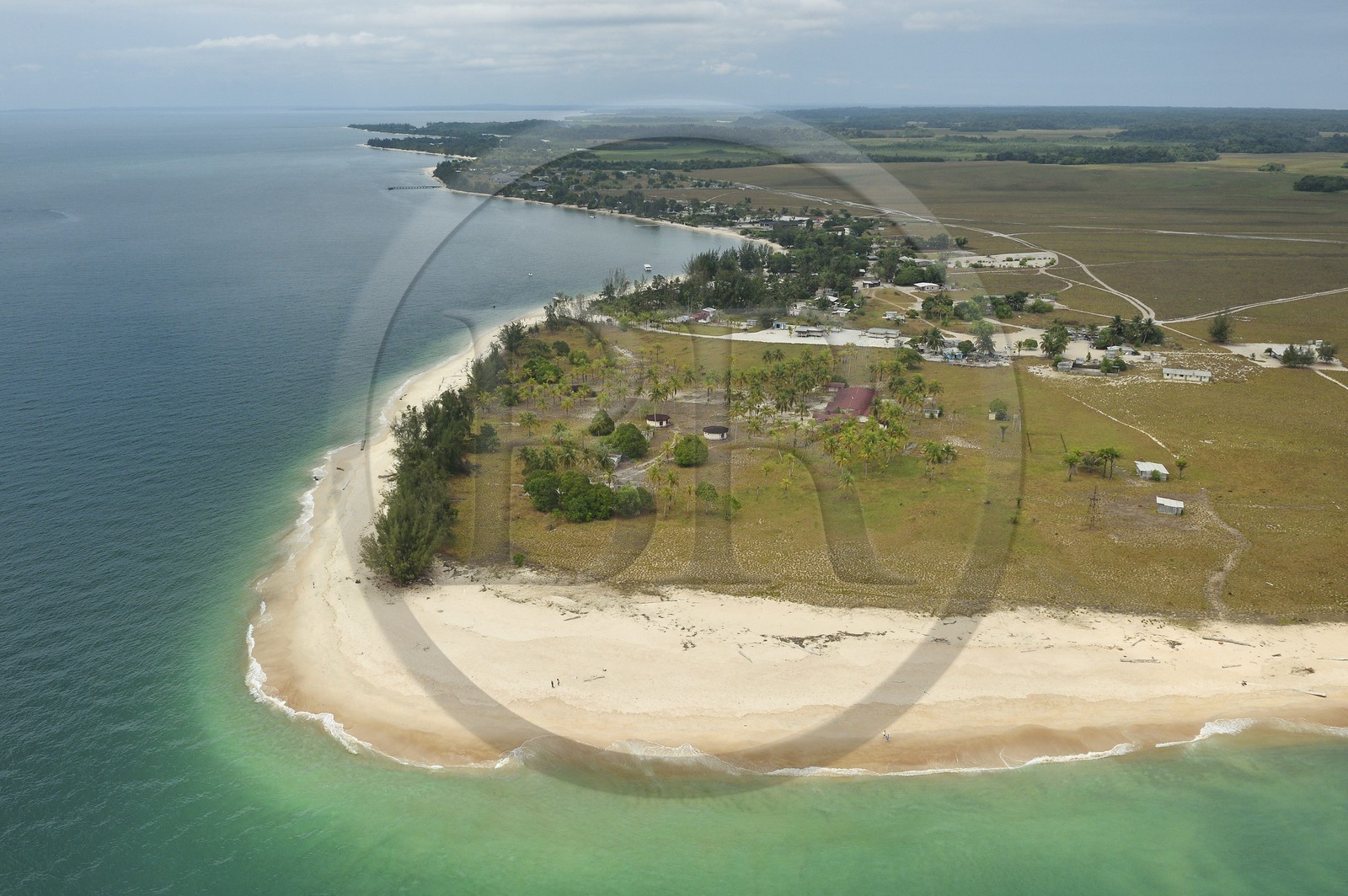 Gabon, province de l'Estuaire, la plage de la Pointe Denis qui fait face à Libreville de l'autre côté de l'Estuaire du Gabon (vue aérienne)